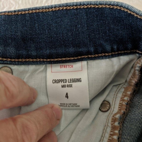 NWOT!! Express Mid Rise Ripped Raw Hem Cropped Jea - Picture 7 of 10